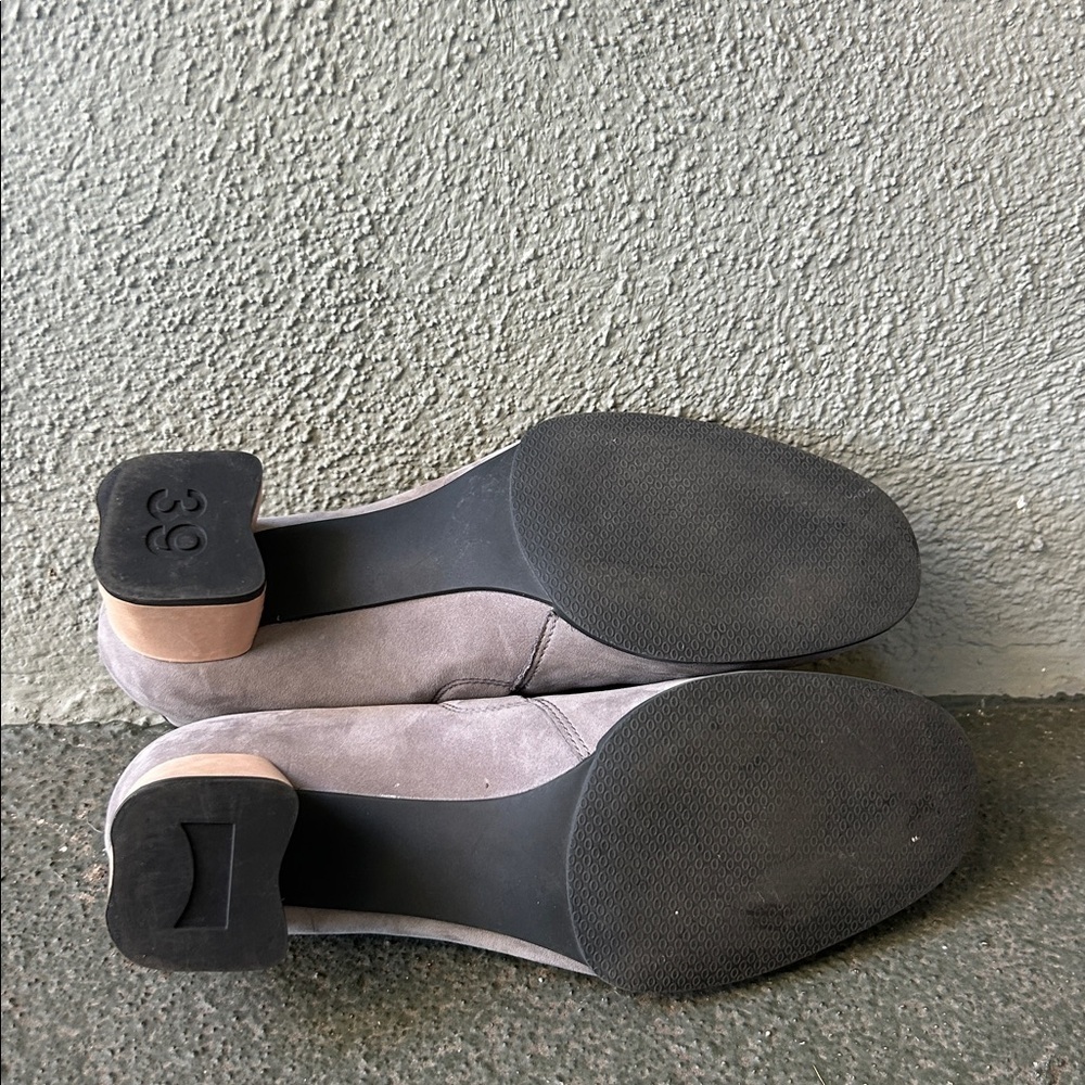 Camper Kara Grey and Cream Block Heel Pump Sz 39 Business Casual Office Suede - Picture 8 of 9